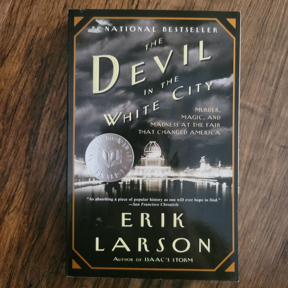 The Devil in the White City Paperback Novel By Erik Larson